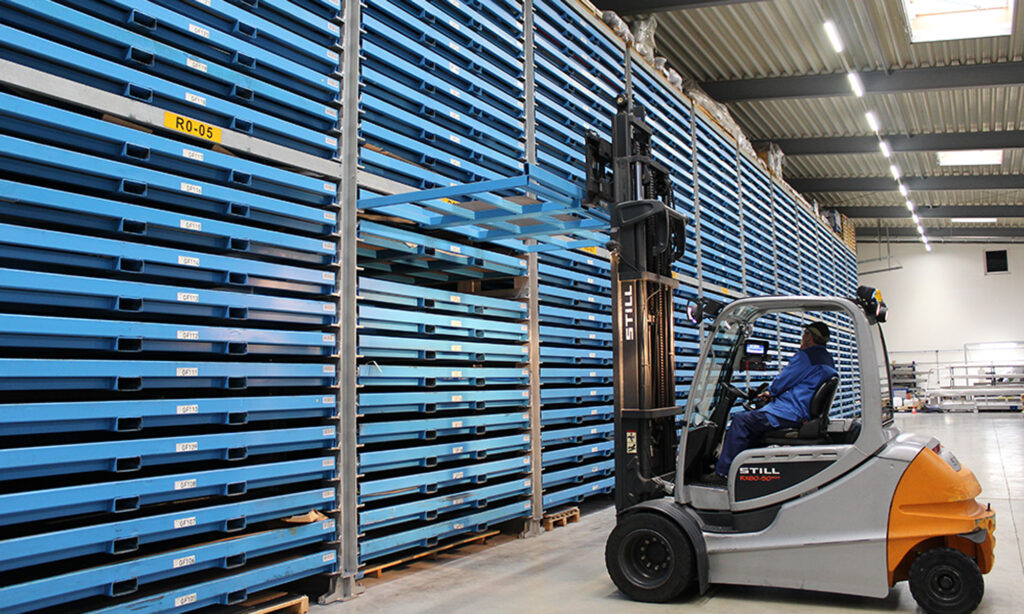 Gabelstapler entnimmt Kassette aus Blechlager, Organisation passt zu DIN EN ISO 9001