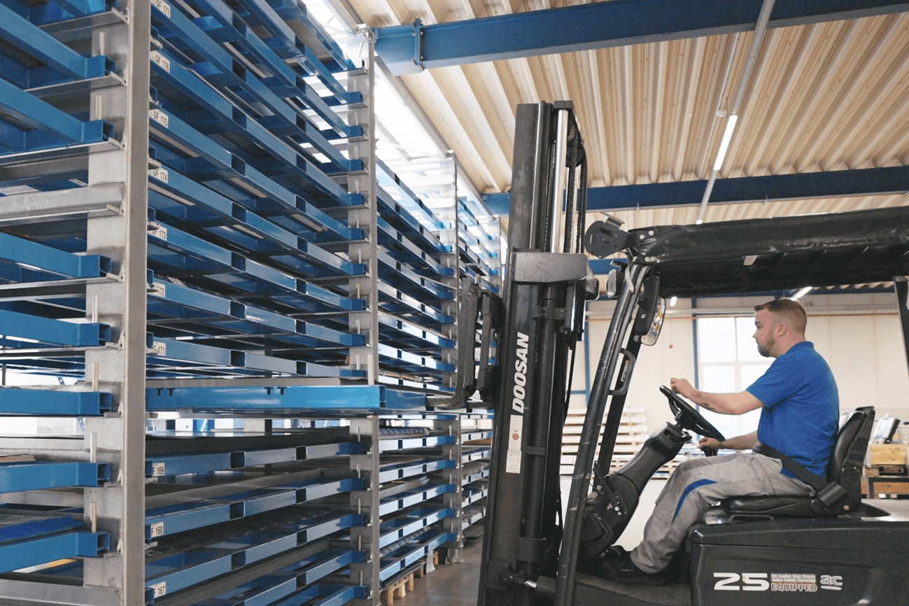 Lager der hp polytechnik GmbH & Co. KG, ausgestattet mit B&ouml;ckelt Tower Regalsystemen